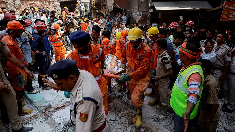 <div class="paragraphs"><p>Emergency personnel carry a casualty at the site of a collapsed building in New Delhi, India, April 19, 2025.</p></div>