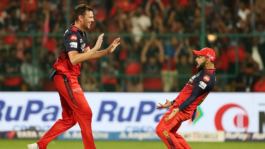 Cricket - Indian Premier League - IPL - Royal Challengers Bengaluru v Punjab Kings - M. Chinnaswamy Stadium, Bengaluru, India - April 18, 2025 Royal Challengers Bengaluru's Josh Hazlewood and Virat Kohli celebrate the wicket of Punjab Kings' Josh Inglis REUTERS/Stringer