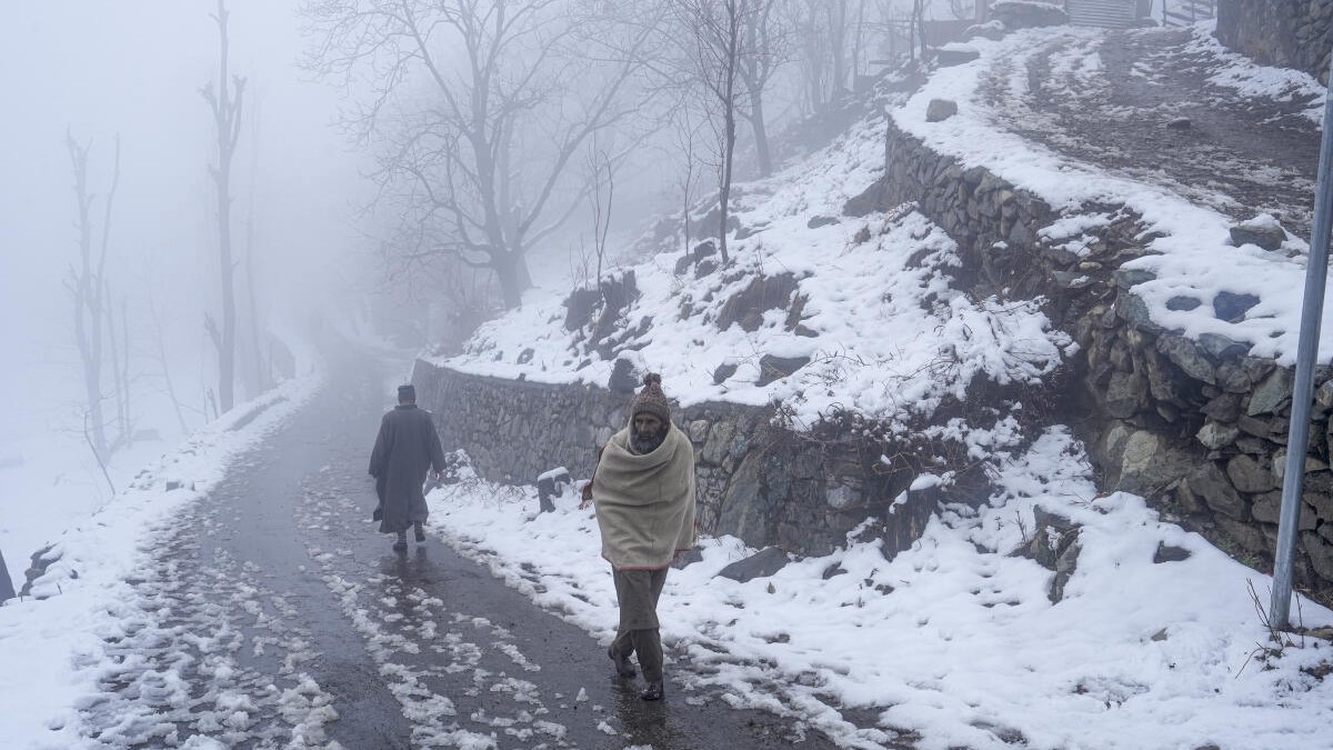 <div class="paragraphs"><p>Tulail and Gurez in Bandipora district of north Kashmir and Sinthan Top in south Kashmir received fresh overnight snow.</p></div>