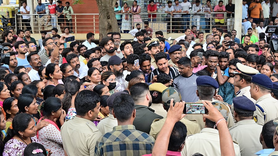 <div class="paragraphs"><p>People protest in front of a local police station after the recent murder of a five-year-old girl in Hubballi. The accused was later shot dead by the police in an encounter.</p></div>