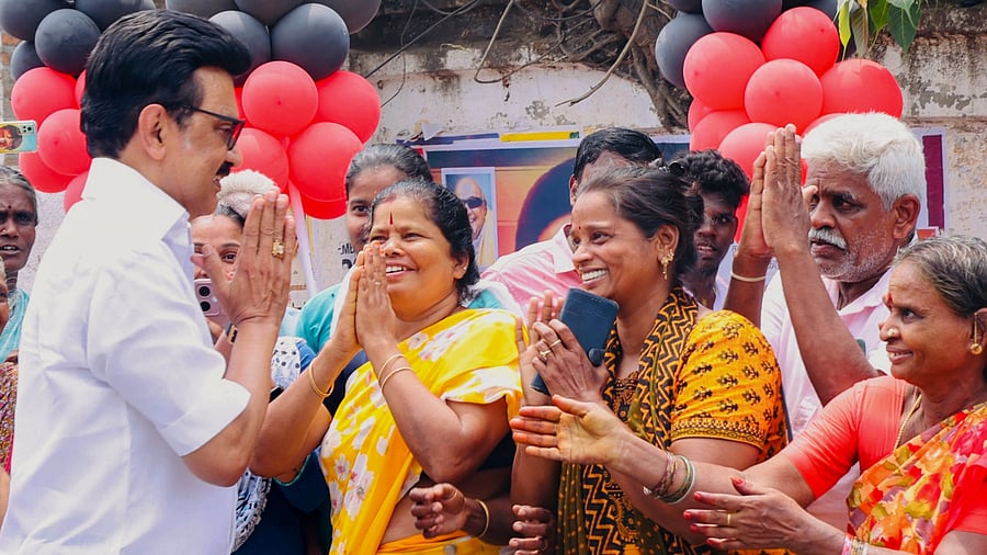 <div class="paragraphs"><p>Tamil Nadu Chief Minister MK Stalin greets people as he arrives to inaugurate the Kalaignar Craft Project in Kanchipuram district on Saturday. </p></div>