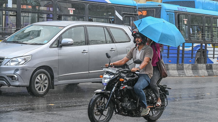 <div class="paragraphs"><p>Motorists drive through a drizzle at Sampangi Rama Nagara on Saturday. </p></div>