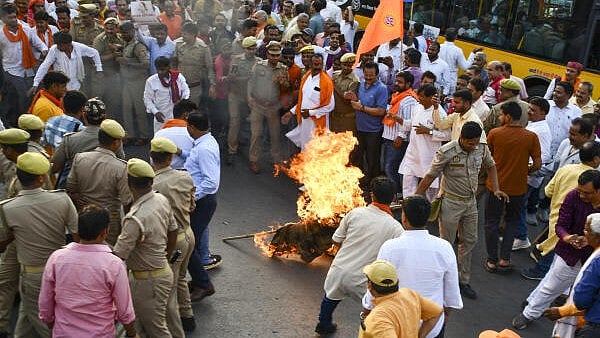 <div class="paragraphs"><p> Members of Vishva Hindu Parishad (VHP) and Bajrang Dal protest against the recent communal violence in West Bengal's Murshidabad, in Prayagraj</p></div>