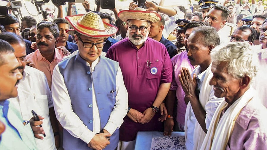 <div class="paragraphs"><p>Union Minister Kiren Rijiju, Kerala BJP President Rajeev Chandrasekhar and other leaders meet members of Christian fishermen community, in Munambam, Kerala.</p></div>