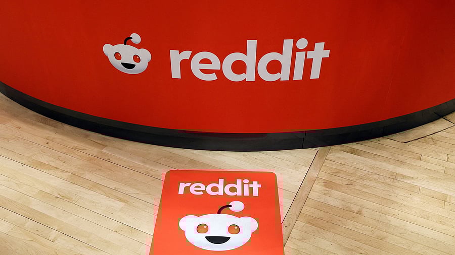 <div class="paragraphs"><p>Reddit's logo.</p></div>