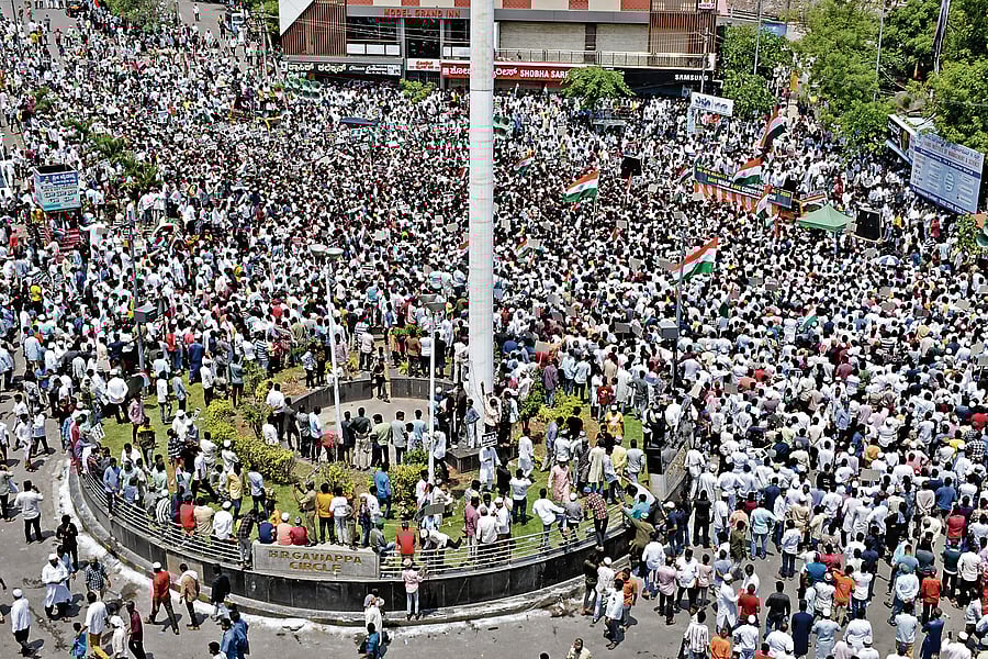 <div class="paragraphs"><p>A large number of people participate in the massive protest against the Waqf (Amendment) Act at H R Gaviyappa Circle in Ballari on Monday.</p></div>