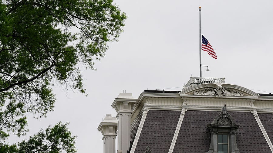 <div class="paragraphs"><p>A US flag flies at half-mast, on the White House.</p></div>