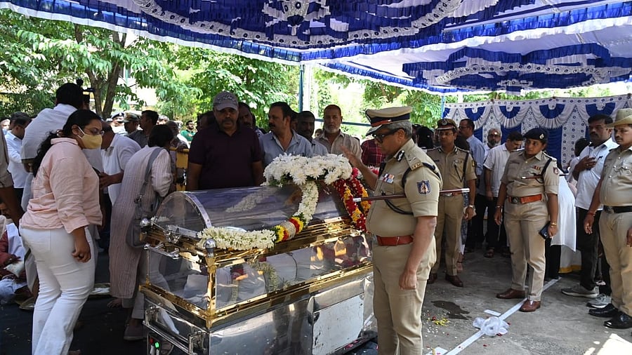<div class="paragraphs"><p>City police Commissioner B Dayananda pays last respect to former IG &amp; DGP Om Prakash at HSR Layout in Bengaluru. </p></div>