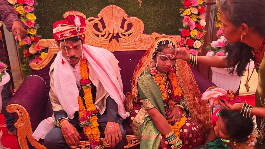 <div class="paragraphs"><p>People bless bride and groom</p></div>