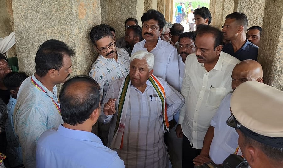 <div class="paragraphs"><p>Tourism Minister H K Patil discusses with officials during his visit to the 64-pillar pavilion of the tomb of Vijayanagara King Sri Krishnadevaraya near Anegondi in Koppal taluk on Tuesday. </p></div>