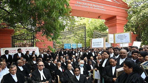 <div class="paragraphs"><p>Members of advocates association Bangalore and senior advocates staging a protest against the proposal of sudden and abrupt transfer of Karnataka High Court Judges</p></div>