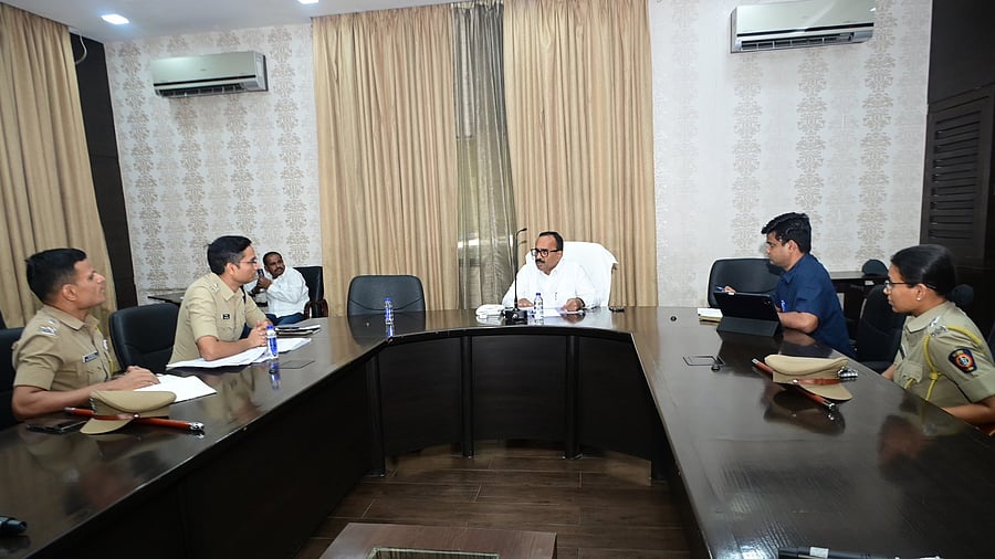 <div class="paragraphs"><p>Atul Save held a meeting with the administration in Nanded. </p></div>