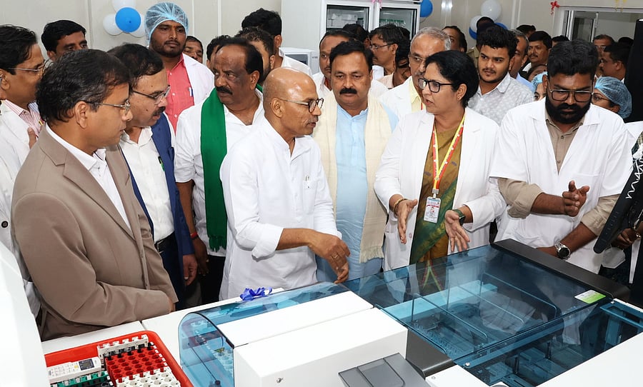 <div class="paragraphs"><p>Medical Education Minister Sharanprakash Patil observes the facilities at the diagnostic digital laboratory of the Karnataka Medical College and Research Institute (KMC-RI) in Hubballi on Tuesday. MLAs N H Konaraddi, Mahesh Tenginakai, and others are present.</p></div>