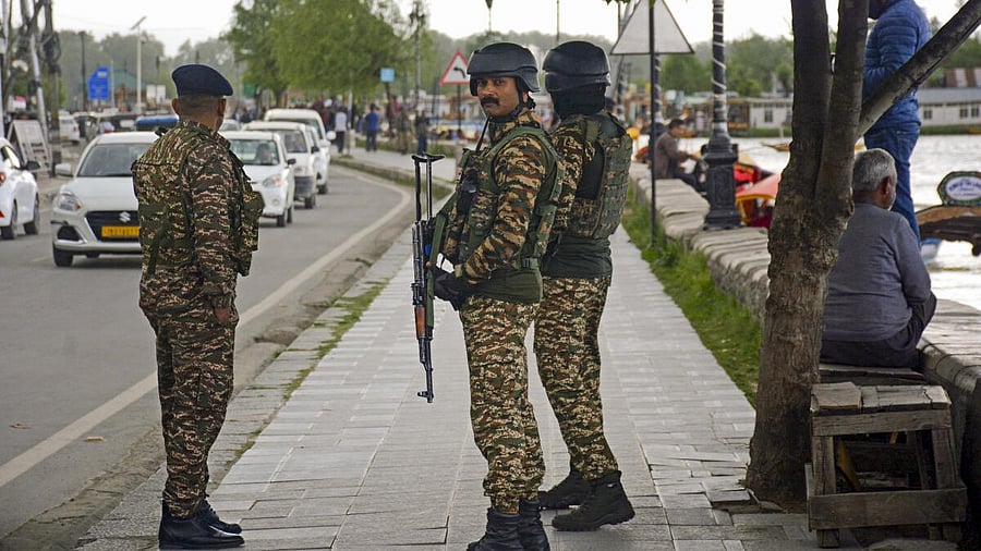 <div class="paragraphs"><p>Security personnel keep vigil near the Dal Lake amid high alert after the Pahalgam terror attack, in Srinagar.</p></div>