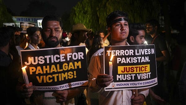 <div class="paragraphs"><p>People hold  candlelight vigil to pay tribute to the victims of Pahalgam terror attack.</p></div>
