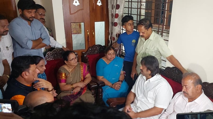 <div class="paragraphs"><p>Minister Madhu Bangarappa's visit to the residence of Manjunath Rao</p></div>