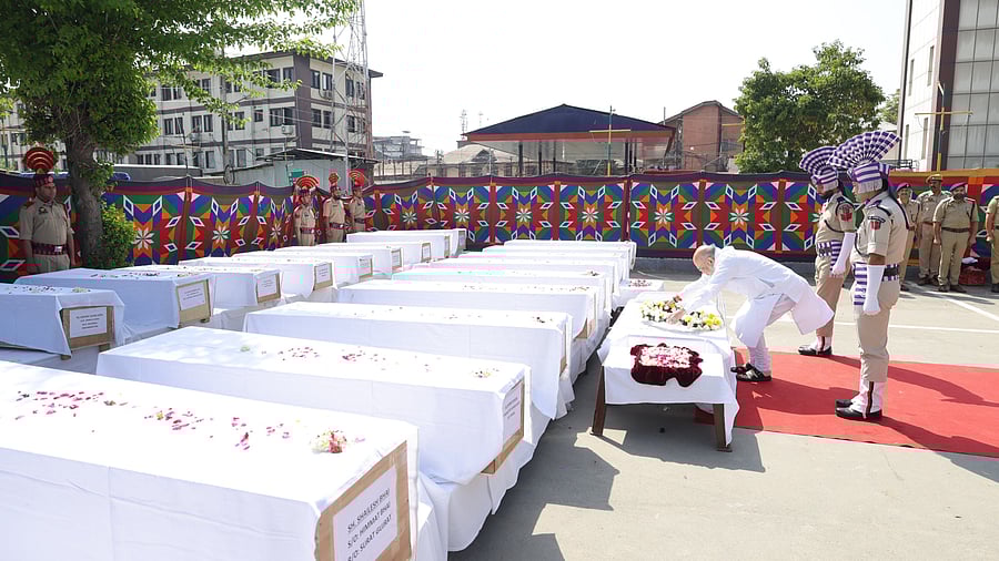 <div class="paragraphs"><p>HM Amit Shah on Wednesday laid wreaths on the bodies of people killed in the terror attack in Jammu and Kashmir's Pahalgam.</p></div>