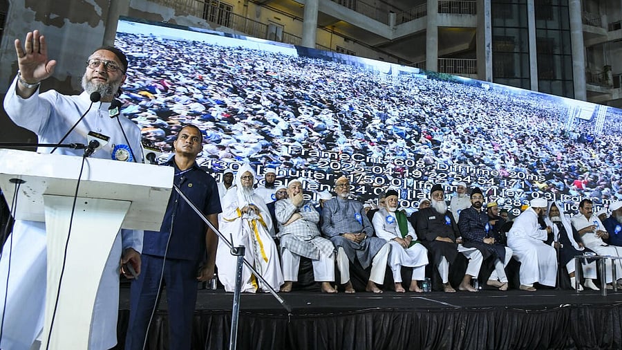<div class="paragraphs"><p>AIMIM President Asaduddin Owasis addresses a protest meeting against Waqf Act organised by AIMPLB in Hyderabad. </p></div>