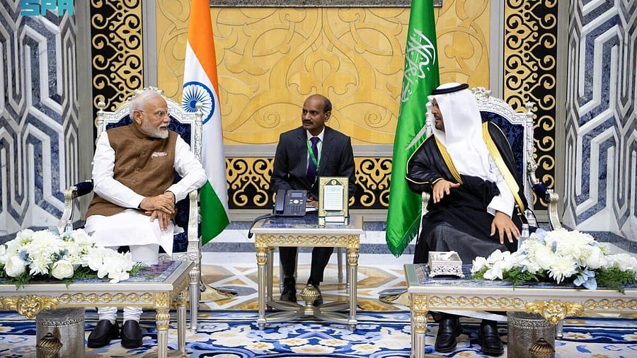<div class="paragraphs"><p>PM Modi with Makkah Region Deputy Governor Prince Saud bin Mishal bin Abdulaziz in Jeddah. </p></div>