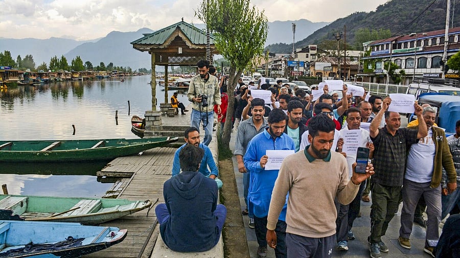 <div class="paragraphs"><p>People take out a protest march against the Pahalgam terror attack near Dal Lake in Srinagar. </p></div>