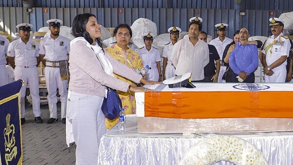 <div class="paragraphs"><p>Vinay Narwal's wife breaks down while paying tribute to her husband after his mortal remains were brought at the cargo terminal of IGI Airport, in New Delhi, Wednesday.</p></div>