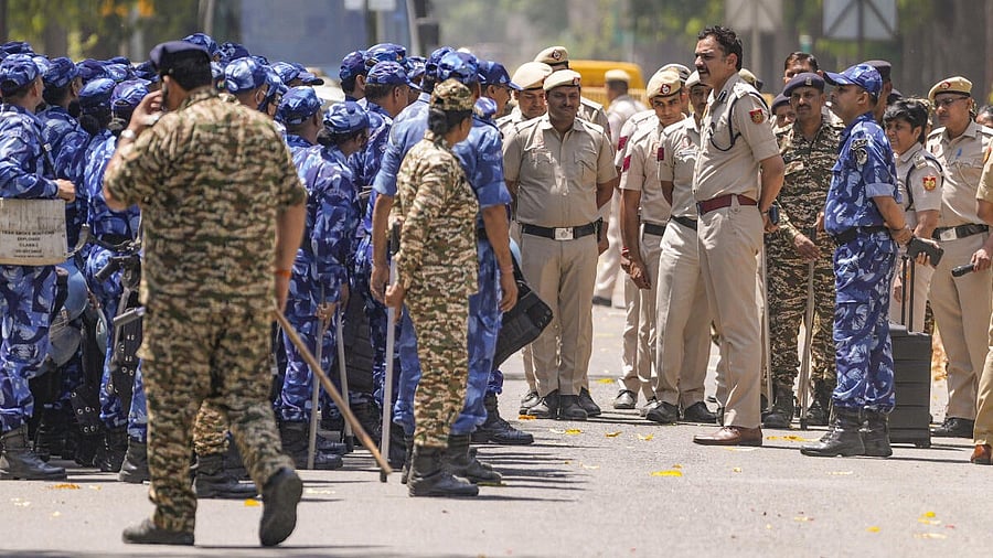 <div class="paragraphs"><p>Police and security personnel stand guard outside the Pakistan High Commission following Pahalgam's terrorist attack yesterday, in New Delhi.</p></div>