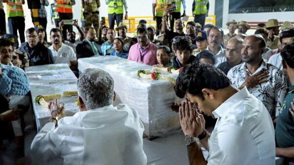 <div class="paragraphs"><p>BJP MP Tejasvi Surya pays tribute to Pahalgam terror attack victims after their bodies arrived at the airport in Bengaluru, early Thursday.</p></div>