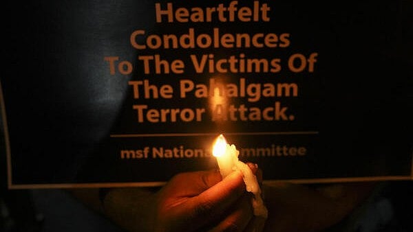 <div class="paragraphs"><p>A member of Muslim Students Federation (MSF) holds a placard during a candlelight vigil, held to pay respects and demand justice for the victims of the Pahalgam terror attack, at Jantar Mantar, in New Delhi.</p></div>