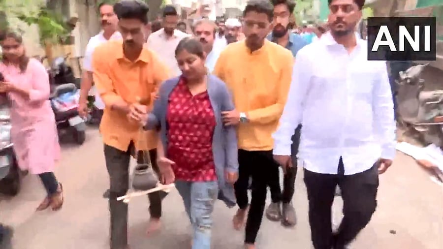 <div class="paragraphs"><p>Jagdale's daughter Asavari leading the funeral procession.</p></div>