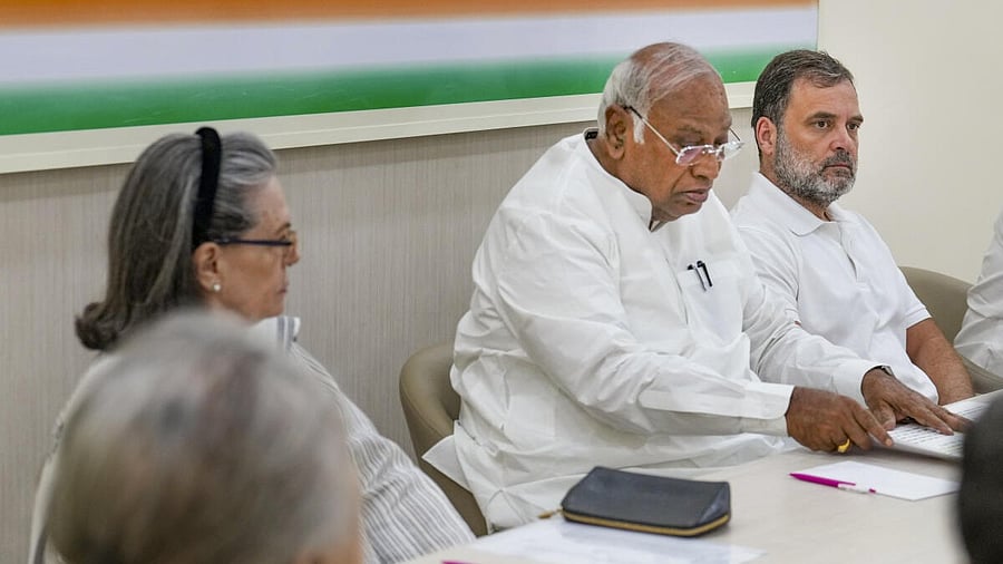 <div class="paragraphs"><p>Congress Working Committee meet in Delhi.</p></div>
