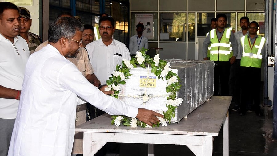 <div class="paragraphs"><p>Jharkhand BJP President Babulal Marandi pays tribute to Intelligence Bureau (IB) officer Manish Ranjan, who was killed in the terror attack in Jammu and Kashmir's Pahalgam, after his mortal remains arrived at the Birsa Munda Airport in Ranchi, Jharkhand, Thursday, April 24, 2025.</p></div>