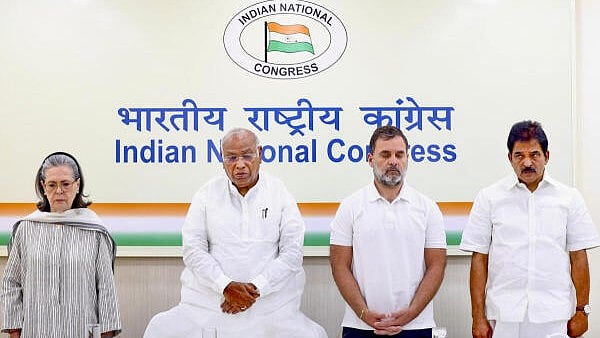 <div class="paragraphs"><p>Congress President Mallikarjun Kharge and party leaders Sonia Gandhi, Rahul Gandhi and KC Venugopal observe a moment of silence for victims of the Pahalgam terror attack during a Congress Working Committee (CWC) meeting, in New Delhi.</p></div>