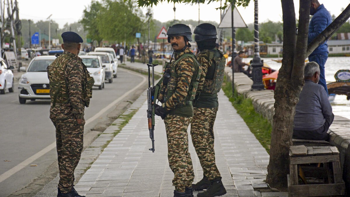 <div class="paragraphs"><p>Security personnel keep vigil near the Dal Lake amid high alert after the Pahalgam terror attack, in Srinagar.</p></div>