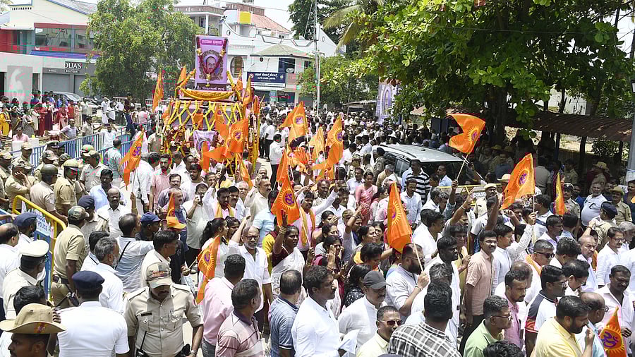 <div class="paragraphs"><p>Hundreds of people take part in the funeral procession of Manjunath Rao, who was killed in the terrorist attack in Kashmir valley, in Shivamogga on Wednesday. </p></div>
