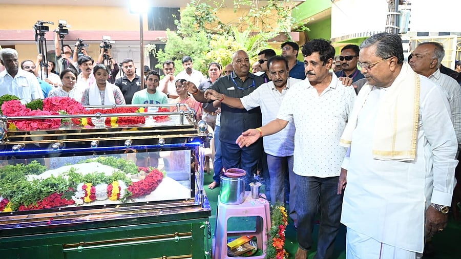 <div class="paragraphs"><p>Karnataka CM pays respect to victim of J&amp;K terror attack</p></div>