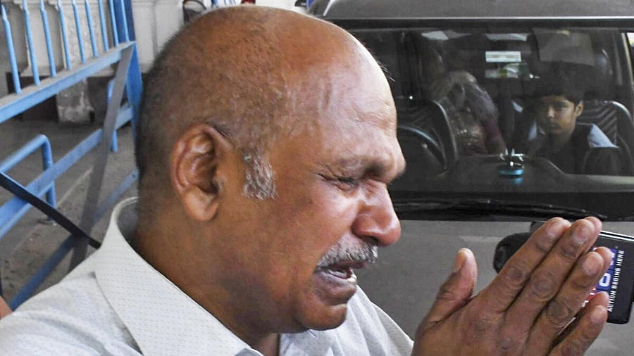 <div class="paragraphs"><p>Father Manglesh Mishra breaks down as he leaves after receiving the body of Intelligence Bureau (IB) officer Manish Ranjan, who was among the 26 people killed in a terror attack in Pahalgam in Kashmir, at the Birsa Munda Airport in Ranchi, Jharkhand</p></div>