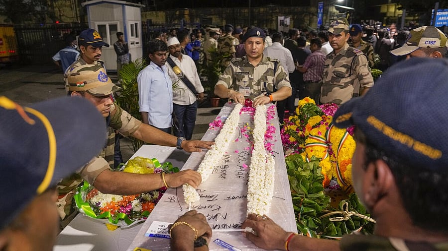 <div class="paragraphs"><p>CISF personnel garland on the coffin carrying mortal remains of Pahalgam terror attack victim Madhusudan Rao after arrival at the Chennai Airport , early Thursday, April 24, 2025.</p></div>