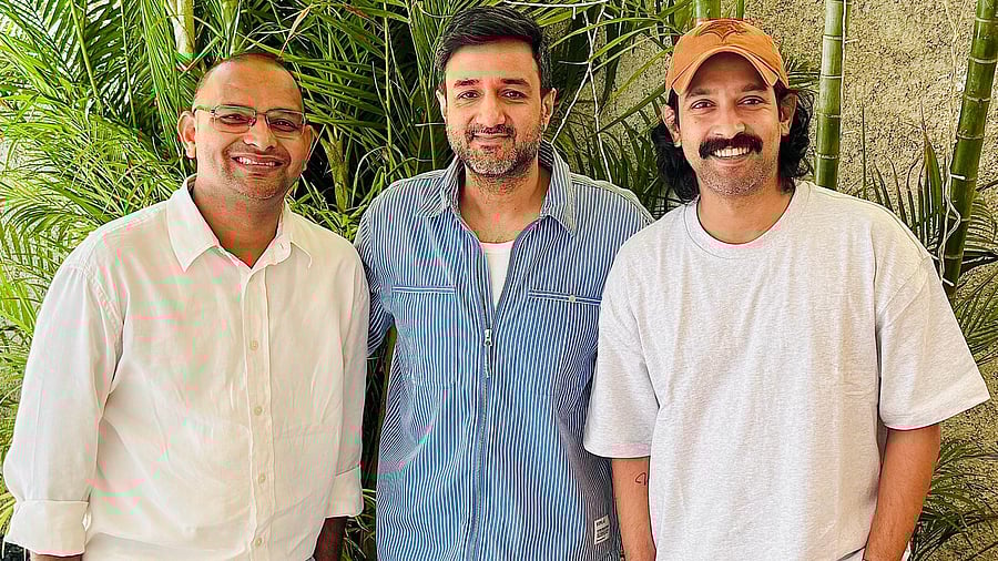 <div class="paragraphs"><p>Vikrant Massey with Siddharth Anand and Mahaveer Jain.</p></div>
