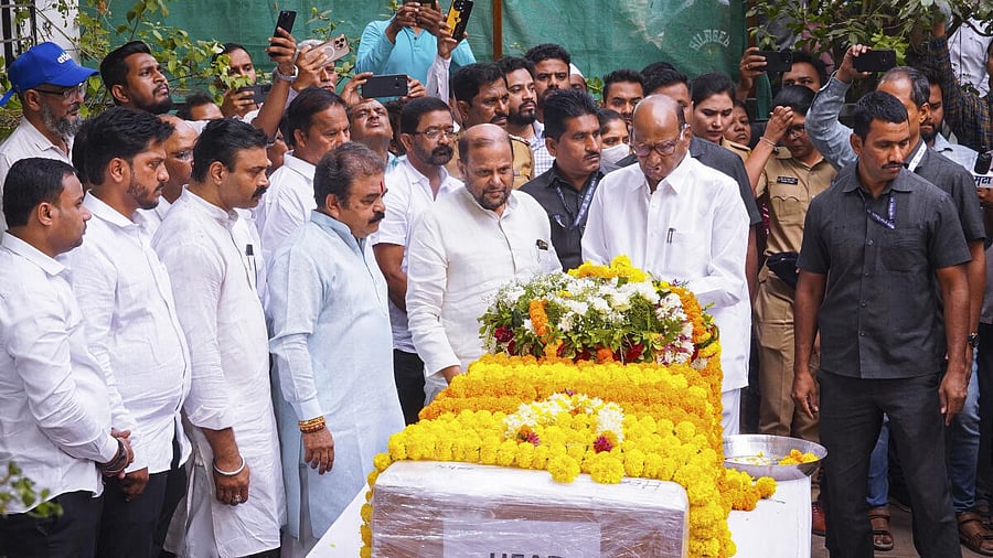 <div class="paragraphs"><p>NCP-SP leader Sharad Pawar pays his last respects to Santosh Jagdale, who was killed in the Pahalgam terror attack, after his mortal remains were brought to his residence, in Pune.</p></div>