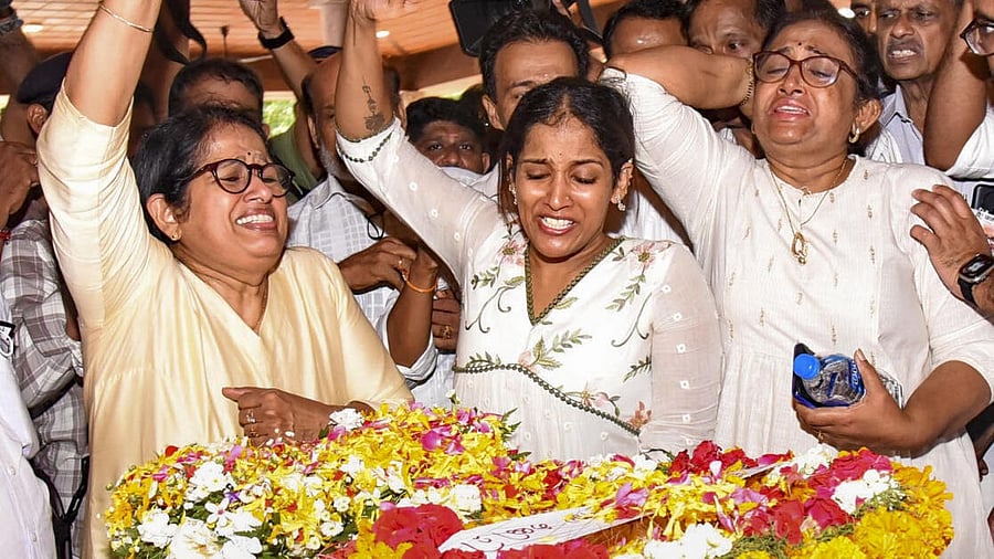 <div class="paragraphs"><p>Wife Sheela (left),&nbsp; daughter Aarathi and other relatives mourn as they pay their last respects to N Ramachandran, who was killed in Pahalgam terror attack.&nbsp;</p></div>