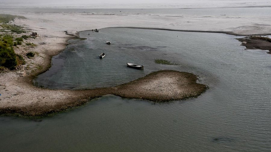 <div class="paragraphs"><p>View of boats in the water on the dry riverbed of the Indus River in Hyderabad, Pakistan.&nbsp;</p></div>