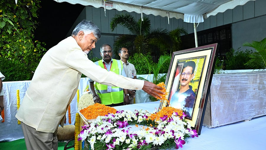 <div class="paragraphs"><p>Andhra CM Chandrababu Naidu pays his respects to J S Chandramouli, a retired bank employee who was killed in the Pahalgam terror attack.</p></div>