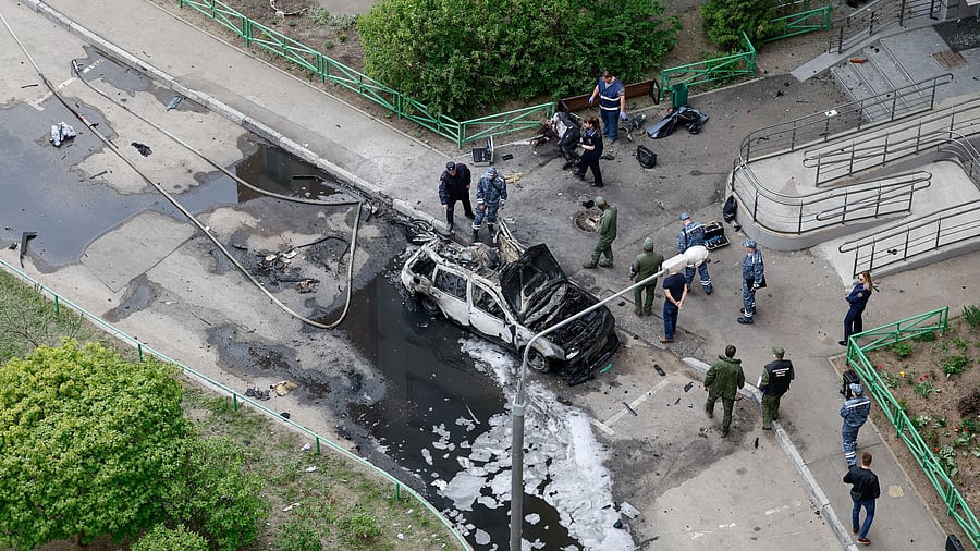 <div class="paragraphs"><p>Law enforcement officers work at the site of a car bomb, which killed senior Russian military officer, in Balashikha, outside Moscow</p></div>