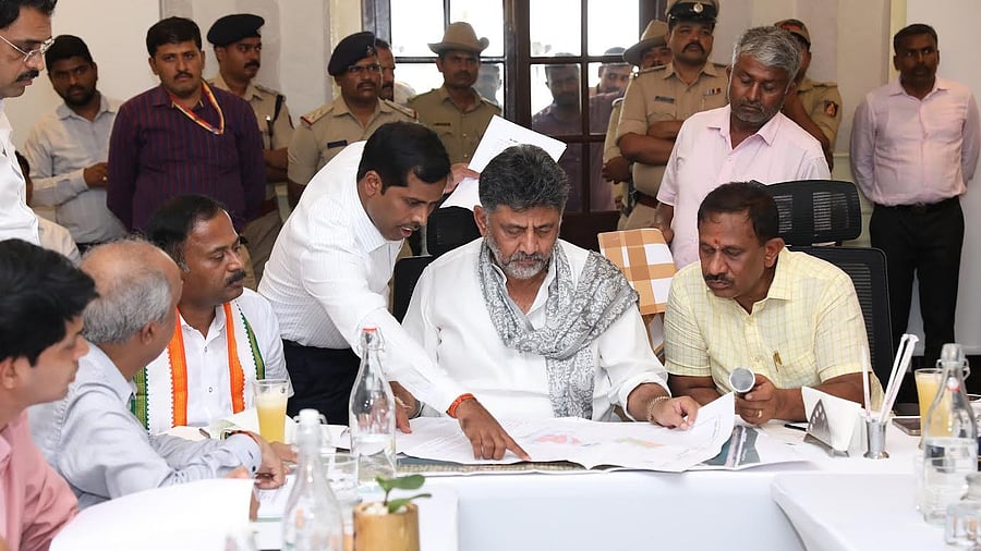 <div class="paragraphs"><p>D K Shivakumar held a meeting with officials near Krishna Raja Sagara (KRS) dam.</p></div>