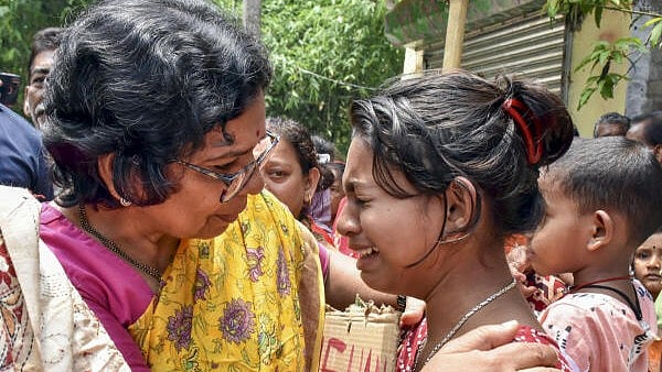 <div class="paragraphs"><p>National Commission for Women (NCW) Chairperson Vijaya Rahatkar interacts with people affected by the recent communal violence, at Jangipur, in Murshidabad district</p></div>
