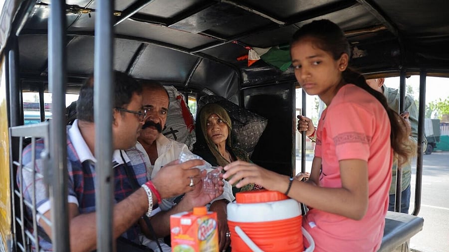 <div class="paragraphs"><p>akistani citizens sit in a rickshaw as they prepare to leave India.</p></div>