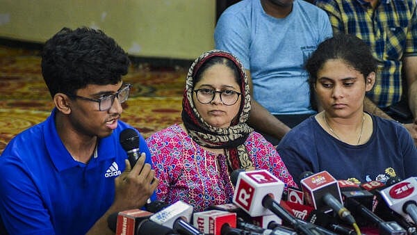 <div class="paragraphs"><p>From left, Harshal Lele, son of late Sanjay Lele, and Anushka Mone and Rucha Mone wife and daughter of late Atul Mone, during a press conference, in Thane, Maharashtra, Thursday, April 24, 2025. Sanjay Lele and Atul Mone were among the victims of the Pahalgam terror attack. </p></div>