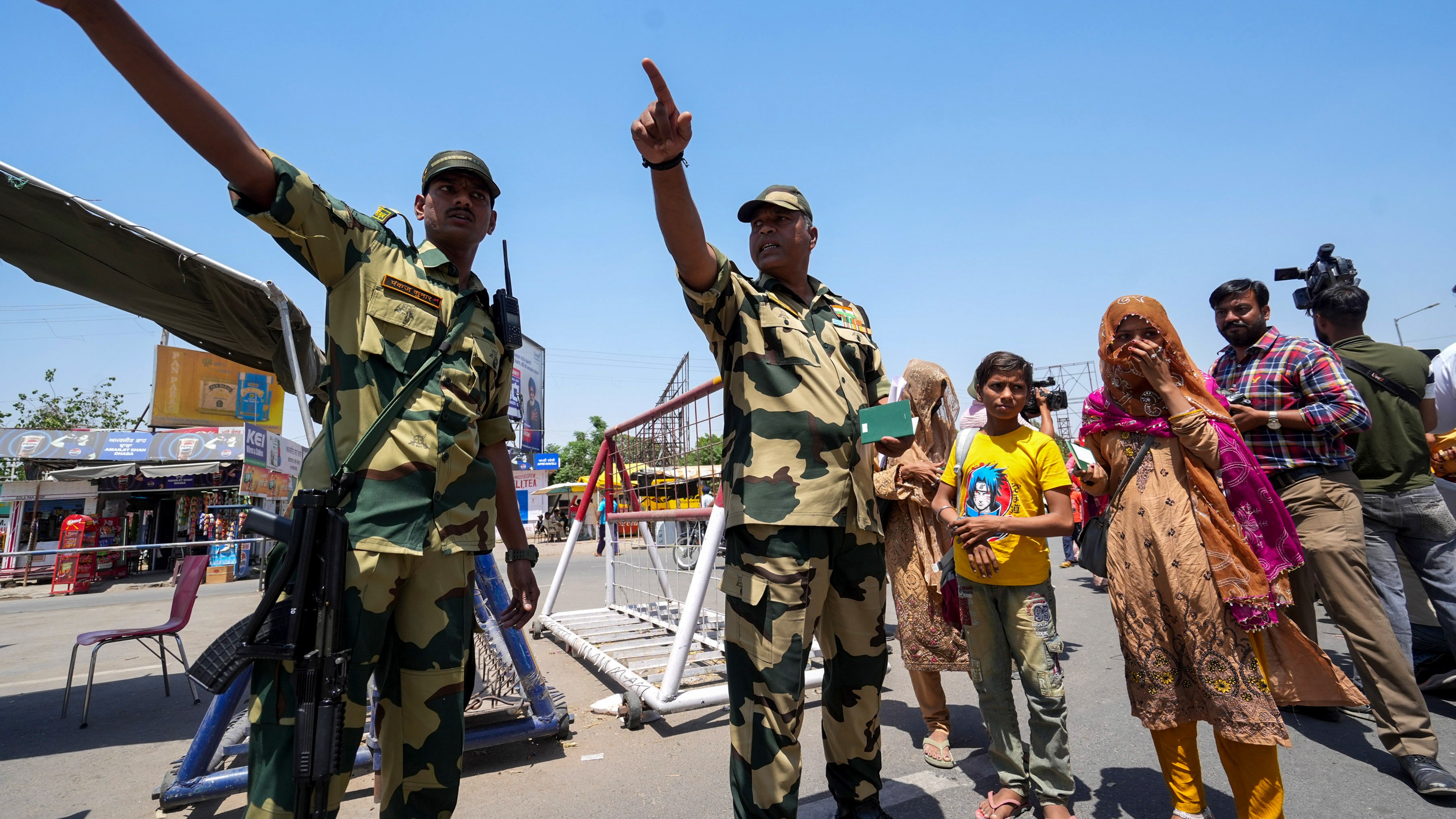<div class="paragraphs"><p>BSF personnel check documents of Pakistani nationals arriving to cross over to their country as the deadline to exit India nears its end,&nbsp;at the Attari-Wagah border point, near Amritsar, Sunday, April 27, 2025.</p></div>