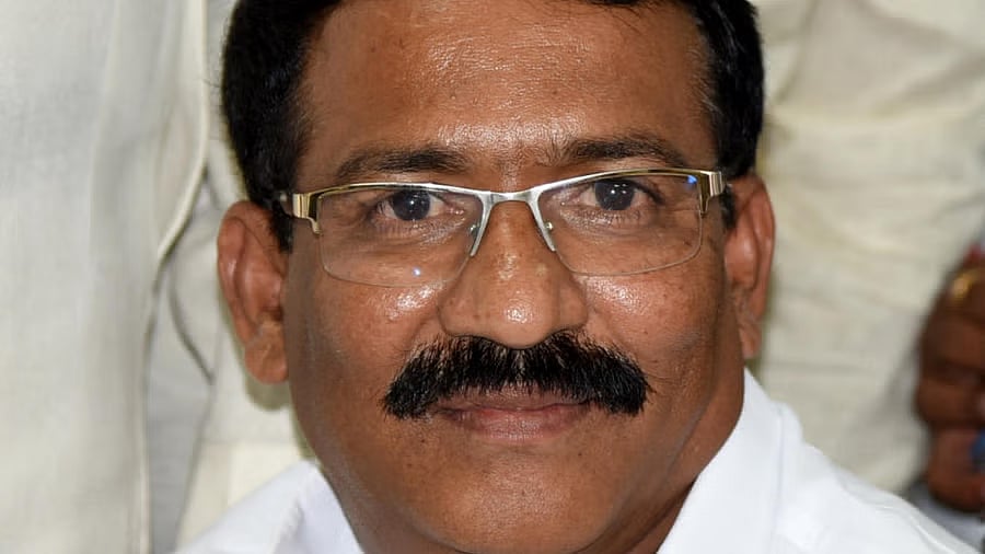 <div class="paragraphs"><p>Minister R B Thimmapur. </p><p></p></div>