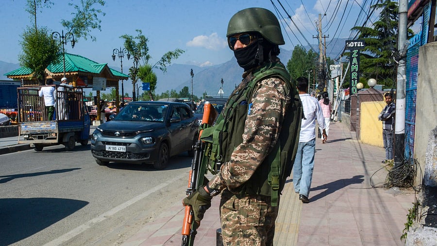 <div class="paragraphs"><p>A security official stands guard at Boulevard Road, in the aftermath of the Pahalgam terrorist attack, in Srinagar, Jammu and Kashmir, Sunday, April 27, 2025.</p></div>